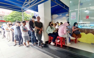 Khó mua vàng miếng SJC, nhiều người xếp hàng mua vàng nhẫn ở TP HCM