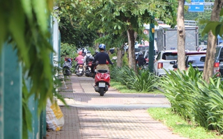 Cận cảnh người đi xe máy "làm khổ" hàng loạt vỉa hè