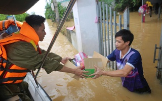 Sau bão, lại oằn mình trong lũ