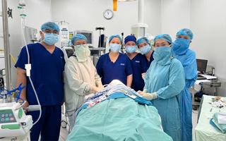 Hợp sức mổ khẩn cứu bé trai bị chó cắn nát mặt thương tâm