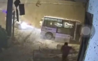 VIDEO: Bùn đất từ trên núi đổ sập xuống đường trên đèo Ô Quy Hồ, nhiều người bỏ ô tô tháo chạy