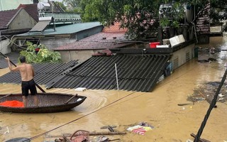Nước lũ đổ về cuồn cuộn, nhiều nơi bị chia cắt, nhà dân ngập tới nóc
