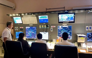 Mưa dông dữ dội kéo dài ngày 30-9 ảnh hưởng nghiêm trọng đến hoạt động bay