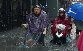Nhiều trường ở Hà Nội cho học sinh ngủ lại do mưa lớn, đường phố ngập sâu