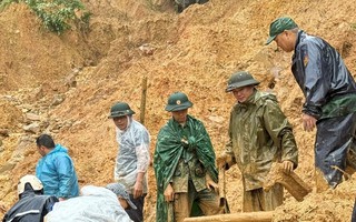 Sạt lở đất vùi lấp căn nhà, 4 người trong gia đình mất tích