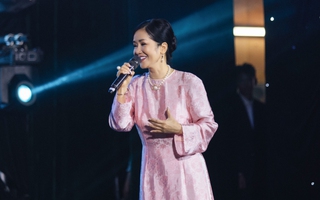 Con trai Hà Kiều Anh đệm đàn cho diva Hồng Nhung hát “Cho con”
