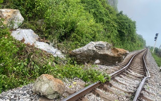 NÓNG: Đường sắt biến dạng, tàu Bắc - Nam tạm ngưng qua Quảng Trị