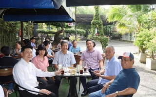 Cà phê sáng và "tám" chuyện với lãnh đạo xã