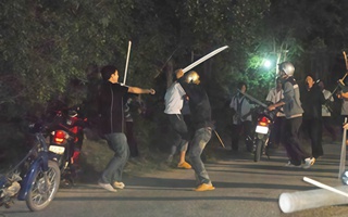 Hơn chục thanh thiếu niên mang hung khí hẹn “quyết chiến” lúc nửa đêm
