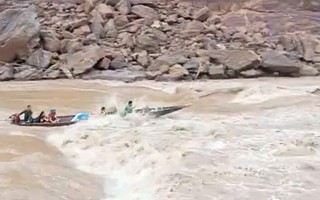 VIDEO: Đường bị lũ cuốn, học sinh đi thuyền vượt ghềnh đá đến trường khai giảng