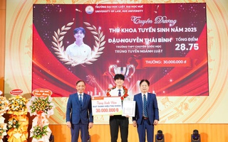 Hành động đẹp của nam thủ khoa Trường ĐH Luật Huế