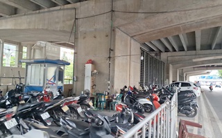 Các bãi giữ xe dưới gầm cầu cạn ở Hà Nội: Chỗ đóng cửa, chỗ vẫn nhận giữ xe