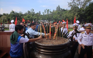 Đoàn công tác TP HCM thăm, động viên cán bộ, chiến sĩ và nhân dân Côn Đảo