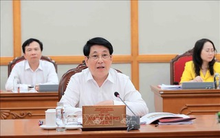 Bộ Chính trị cho ý kiến về chuẩn bị Đại hội Đảng bộ
tỉnh Cà Mau và Hưng Yên