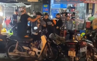 Xôn xao cảnh 10 thanh niên trẻ tuổi đánh đôi nam nữ nằm bẹp dưới đất