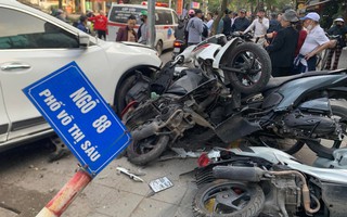 Ô tô con tông liên hoàn 6 xe máy trên phố