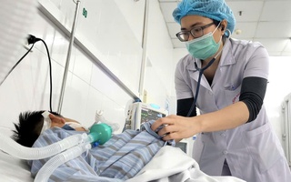 Chó cắn vào ngón tay, bé trai nguy kịch sau một tháng