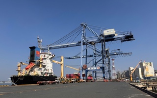 Cái Mép - Thị Vải liên tục đón tàu container trọng tải lớn trong ngày đầu năm 2026