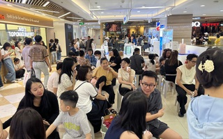 TPHCM: Các trung tâm thương mại "vỡ trận" trong ngày đầu năm mới