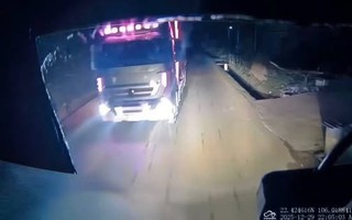 Nữ Tiktoker nổi tiếng dừng xe tải giữa đường để tranh luận việc “nháy đèn”