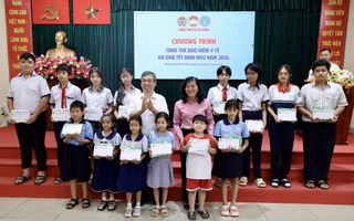 TPHCM trao thẻ BHYT, tặng quà Tết cho người dân khó khăn ở xã Tân Vĩnh Lộc