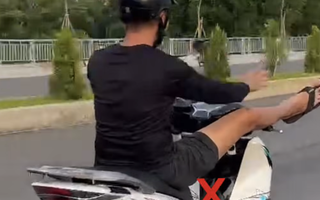 Cái kết cho nam thanh niên dùng chân điều khiển xe SH 