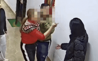 Triệu tập người phụ nữ đánh hàng xóm chấn động não tại chung cư