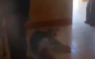 Xôn xao clip nữ sinh lớp 6 bị bạn đánh gục tại lớp học