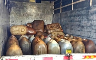 Công an tuần tra phát hiện xe tải có biểu hiện nghi vấn ở biên giới