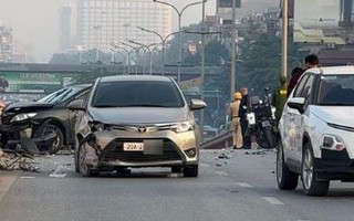 Tai nạn liên hoàn nghiêm trọng trên cầu vượt, người đi xe máy tử vong, xe biến dạng