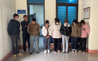 Bắt quả tang 4 cặp nam nữ đang mua bán dâm tại tư gia "má mì"