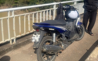 Tìm kiếm nam sinh viên để lại xe máy, giấy tờ tùy thân trên cầu