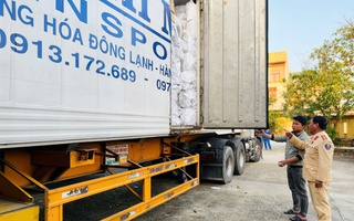 CSGT bất ngờ phát hiện "bí mật" về lô hàng 10 tấn trên xe đầu kéo