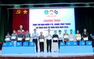 Tặng thẻ BHYT, quà Tết, khám bệnh miễn phí cho 100 hộ dân xã Hồ Tràm