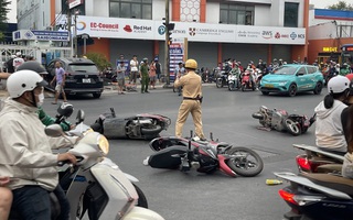 Ô tô lao nhanh tông 5 xe máy ngay giao lộ ở TPHCM