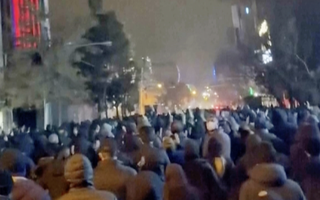 Ông Donald Trump "tính đến phương án quân sự", Iran cảnh báo gắt