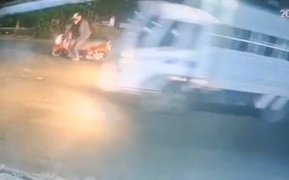 Ô tô dán chữ “Tập lái” được camera ghi lại sau khi người đàn ông gặp nạn tử vong