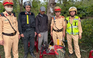 Phát hiện tài xế xe đầu kéo mang theo súng và 2 hộp đạn khi chạy xe