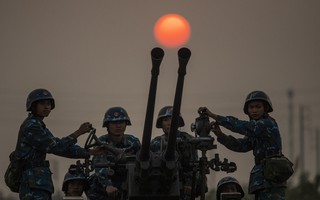 Pháo phòng không luyện tập sẵn sàng chiến đấu, góp phần bảo vệ Đại hội Đảng