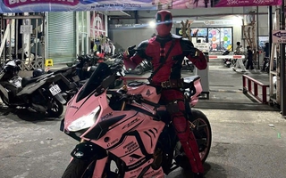 CSGT TPHCM vừa xử phạt người hóa trang "siêu anh hùng"