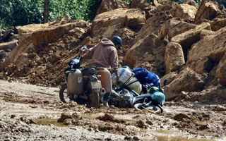 Ngổn ngang những cung đường miền núi Quảng Ngãi sau mưa lũ