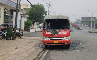 Cháy xe đưa rước công nhân ở Đồng Nai
