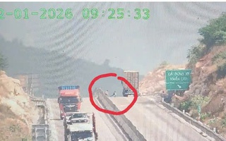 Ba thiếu niên chơi đùa trên đường cao tốc Cam Lâm - Vĩnh Hảo