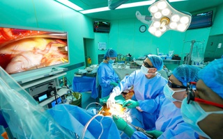Phẫu thuật tim nội soi 3D cho người phụ nữ từng xạ trị