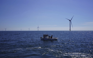 Quyền lực "vàng đen": Giá đắt của mặt trái