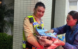 Bé trai chào đời trên xe tuần tra của cảnh sát giao thông