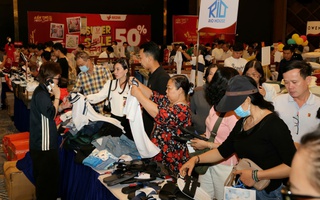CLIP: Khách hàng tấp nập mua sắm hàng hiệu giảm giá đến 80% ở Cần Thơ