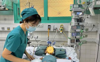 Chạy đua từng giờ cứu bé nhiễm virus nguy kịch