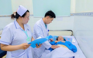 Nội soi ít xâm lấn ca bệnh “sỏi chồng sỏi” phức tạp