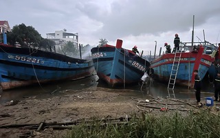 4 tàu cá đang neo đậu bất ngờ bốc cháy dữ dội